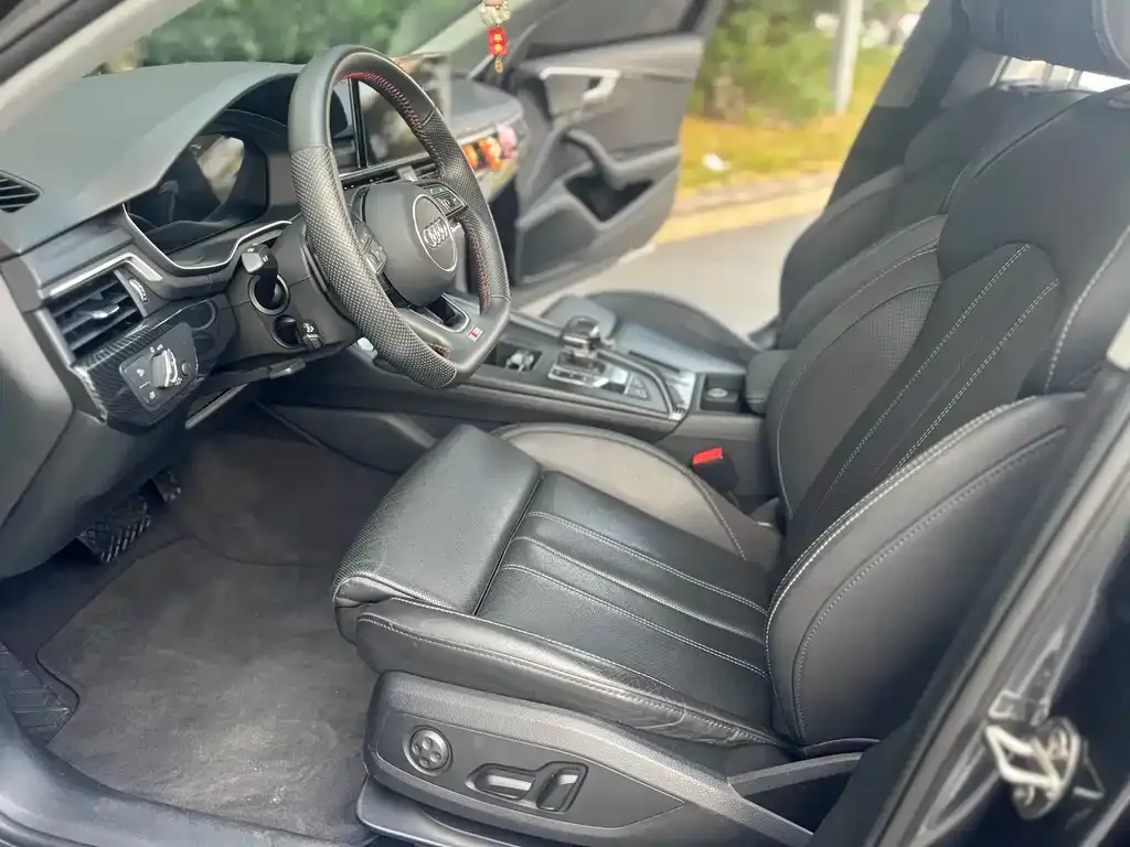 Audi A4L 2021 из CN, фото 5
