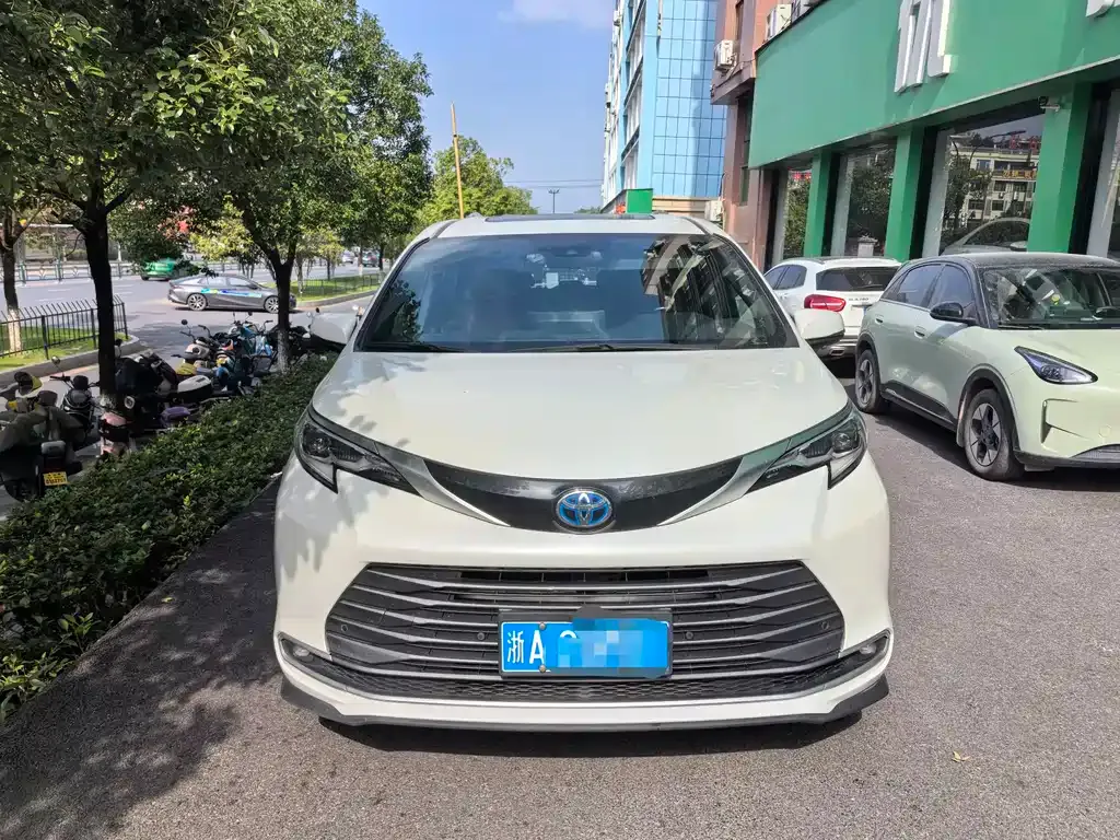 Toyota Sienna 2022 из CN, фото 2