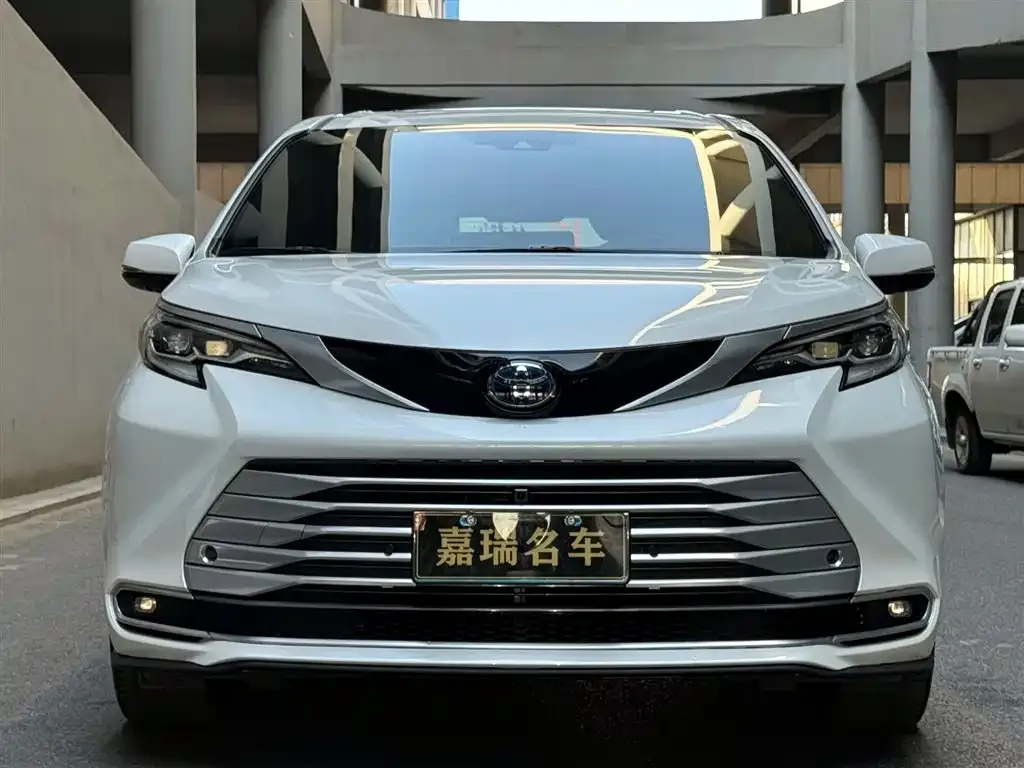 Toyota Sienna 2023 из CN, фото 2