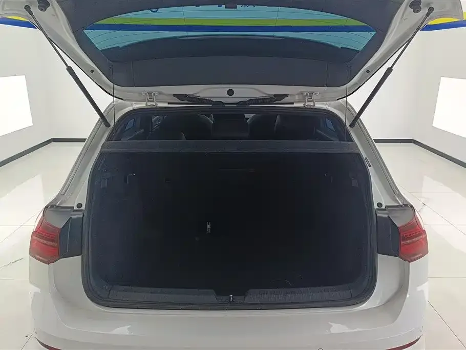 Volkswagen Golf 2023 из CN, фото 4