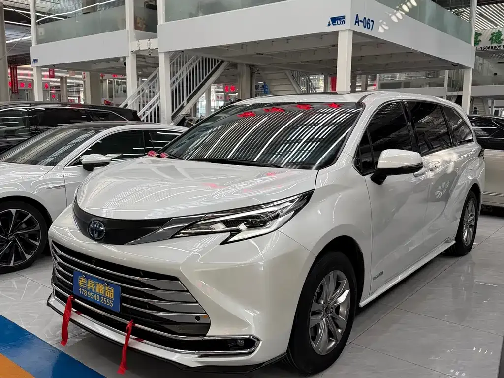 Toyota Sienna 2024 из CN, фото 2