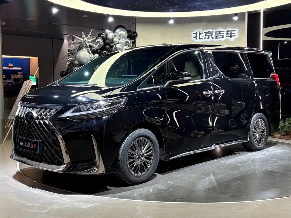 Toyota Vellfire — фото 1