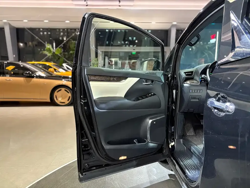 Toyota Vellfire — фото 6