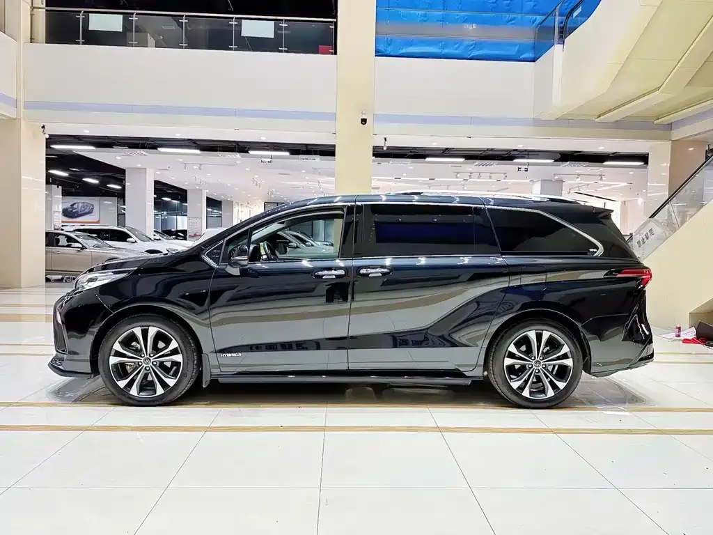 Toyota Granvia 2023 из CN, фото 4