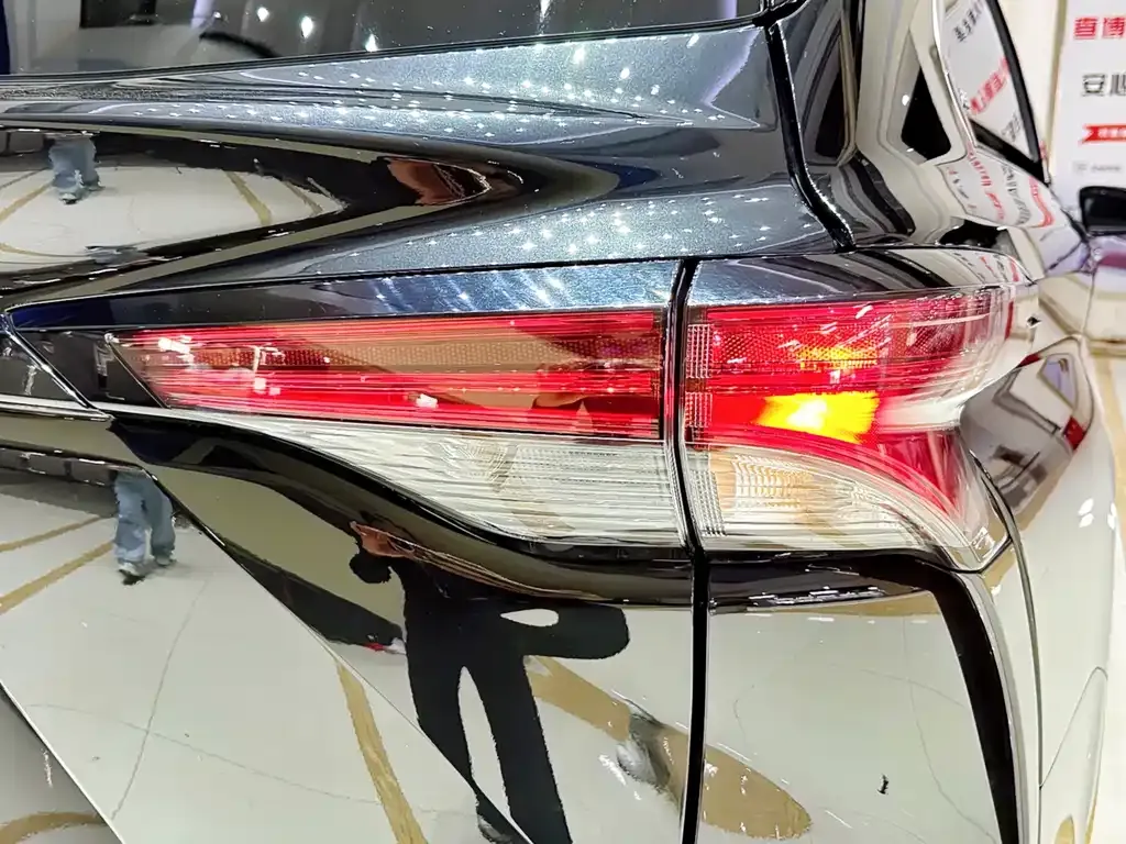 Toyota Granvia 2023 из CN, фото 9