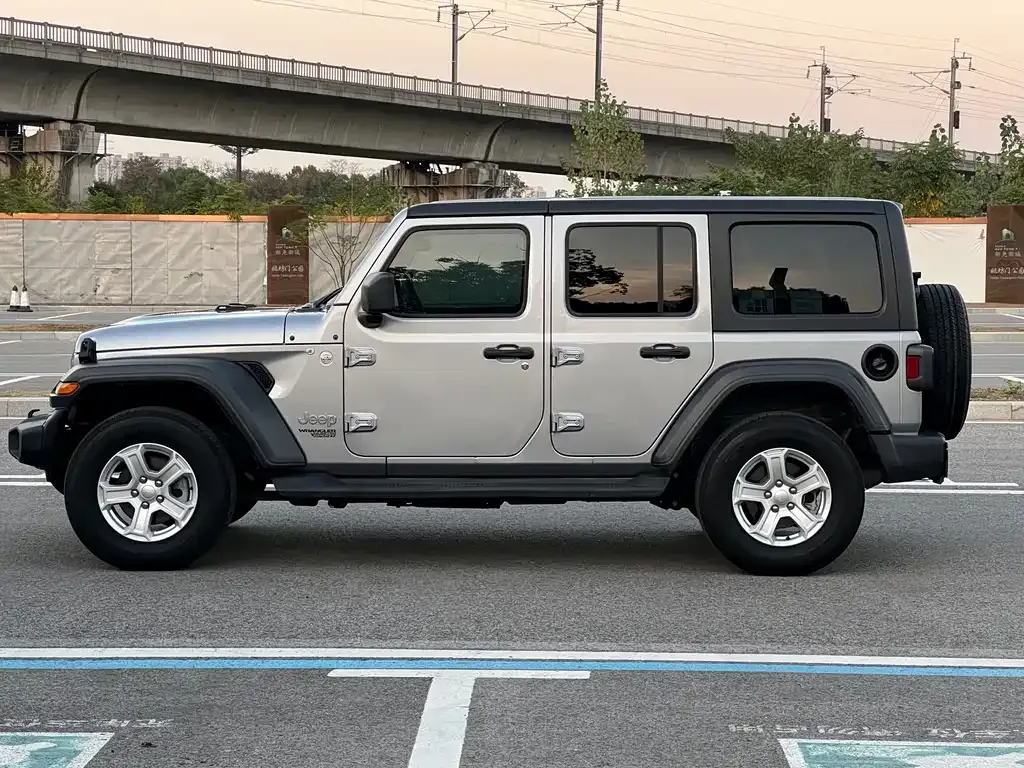 Jeep Wrangler 2022 из CN, фото 7