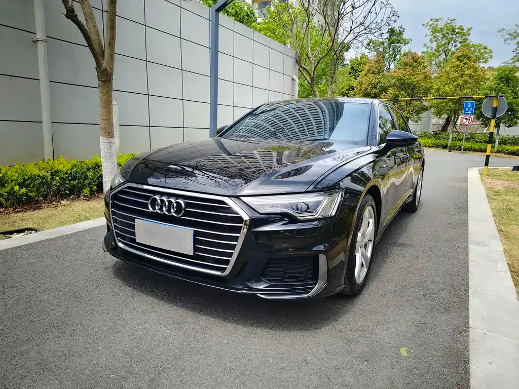 Audi A6L — фото 1