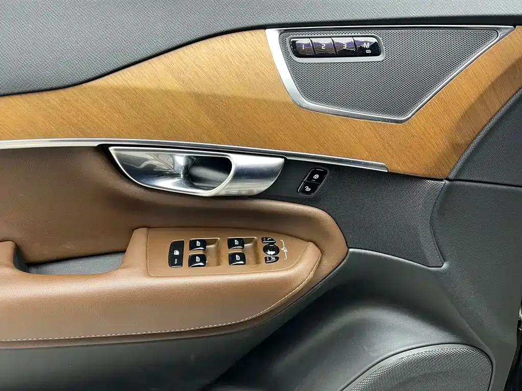 Volvo XC90 — фото 9