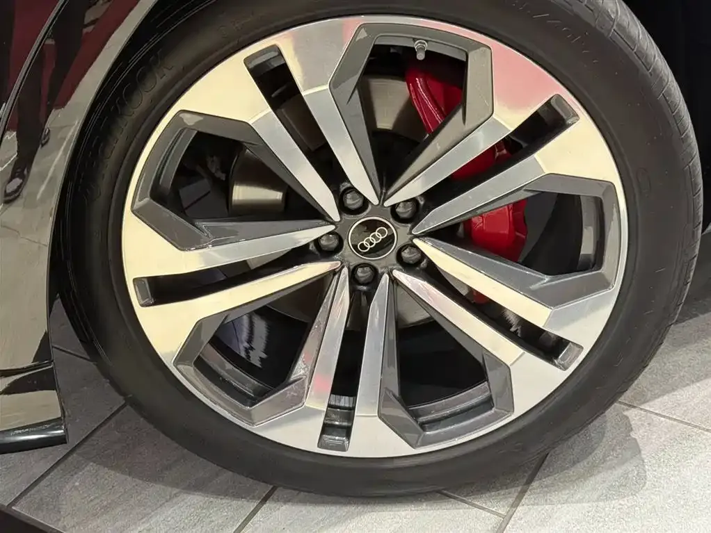 Audi Q8 2023 из CN, фото 8
