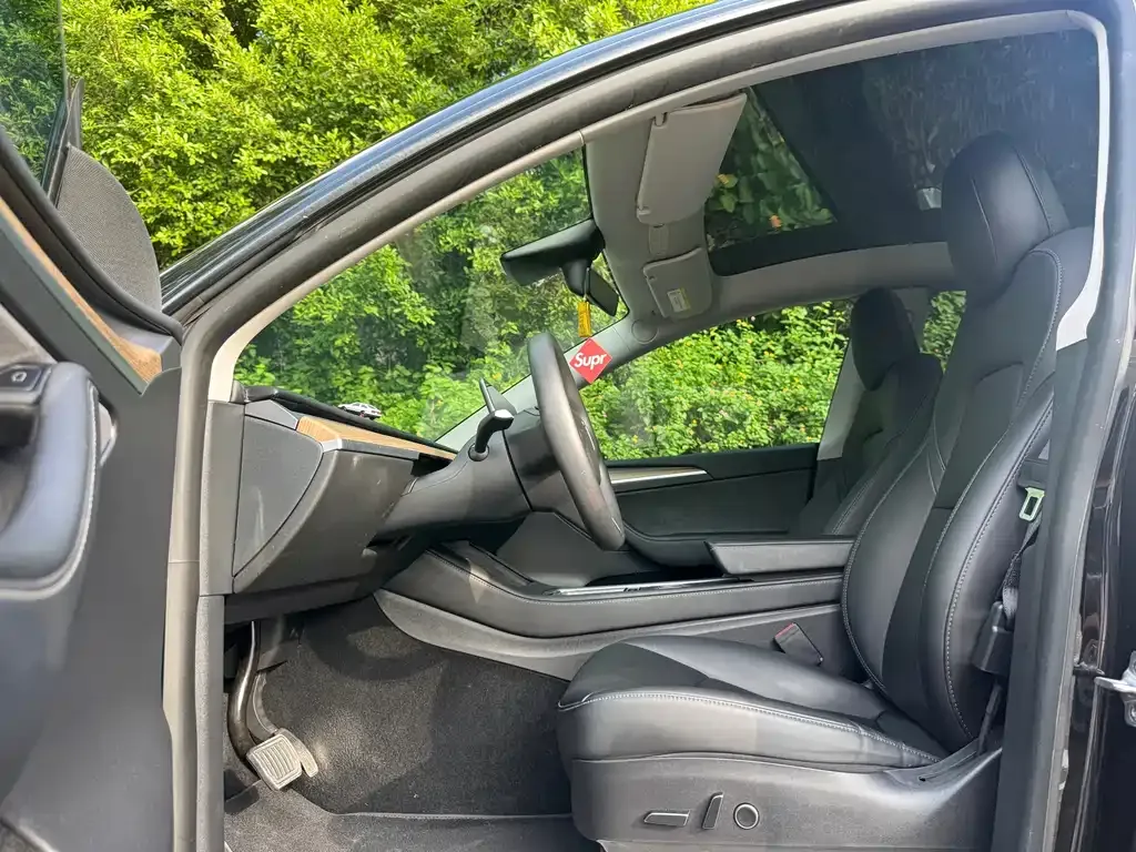 Tesla Model Y — фото 10