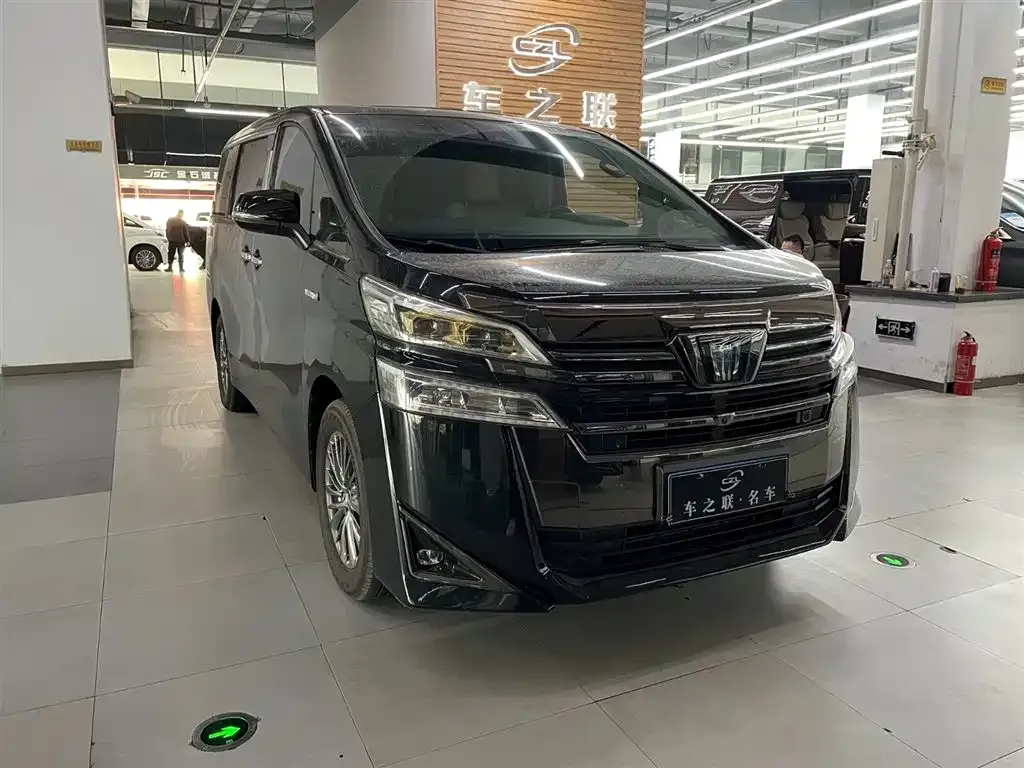 Toyota Vellfire — фото 1