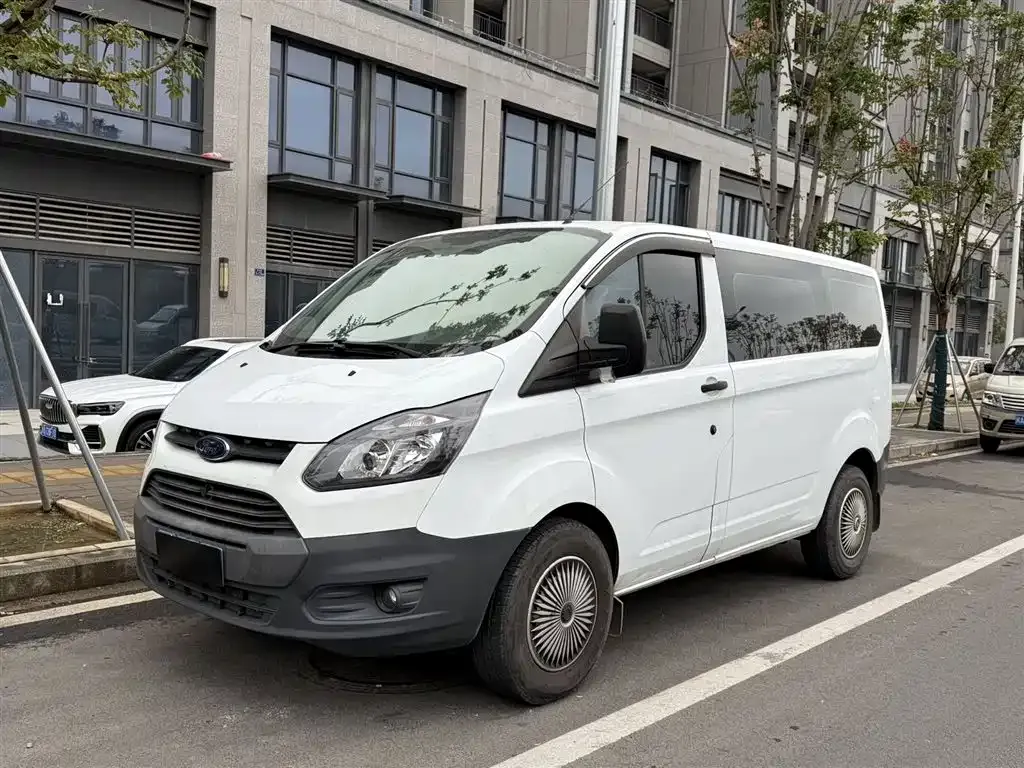 Ford Transit — фото 1