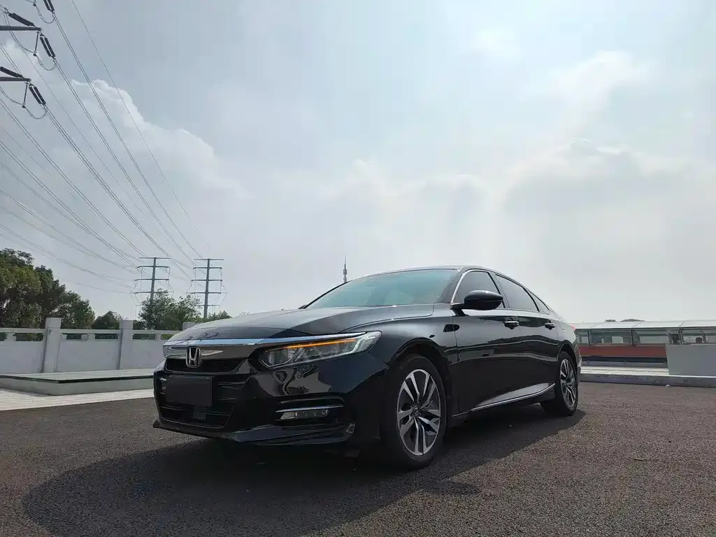 Honda Accord — фото 1