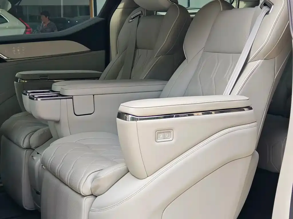 Volvo EM90 2024 из CN, фото 10