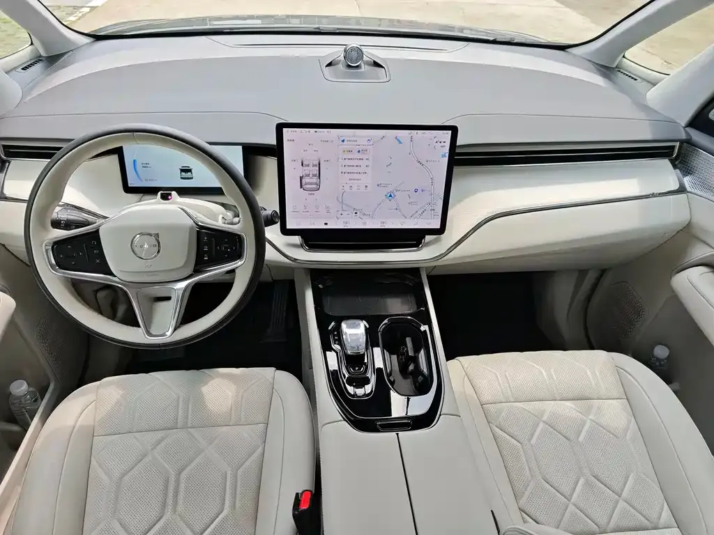 Volvo EM90 2024 из CN, фото 9
