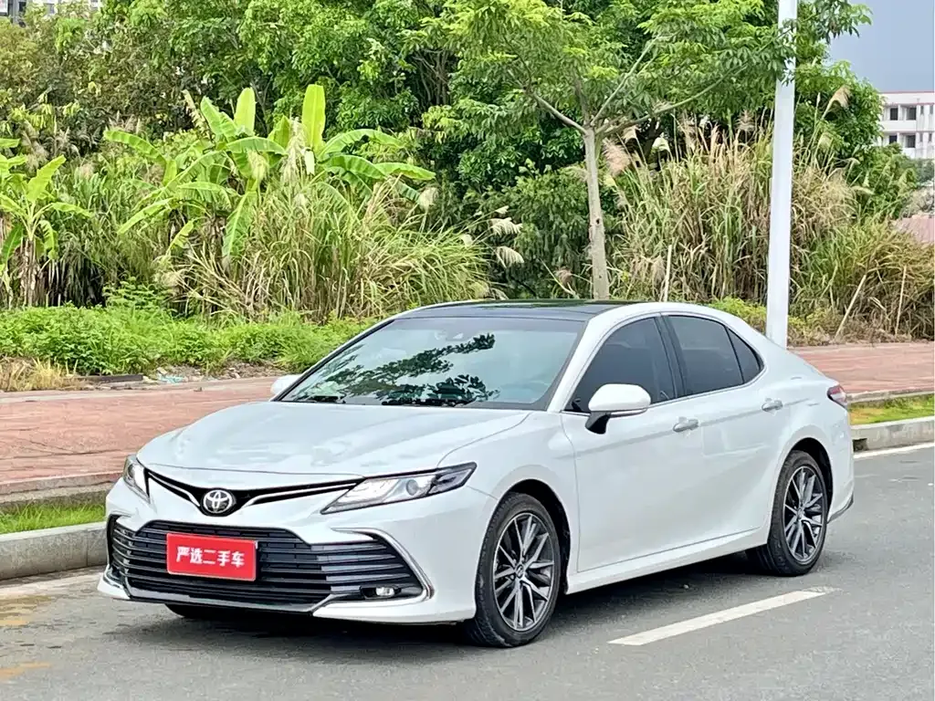 Toyota Camry — фото 1