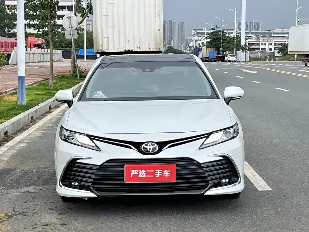 Toyota Camry — фото 2