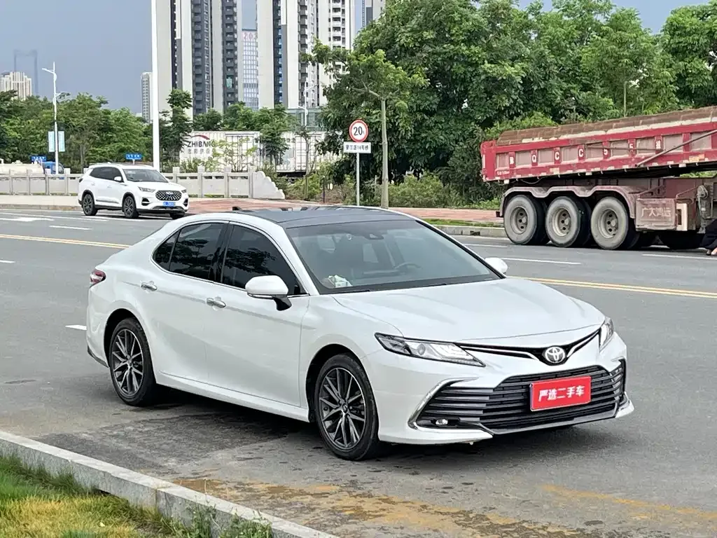 Toyota Camry — фото 3