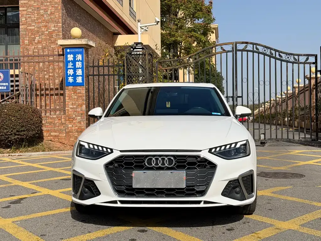 Audi A4L 2022 из CN, фото 2