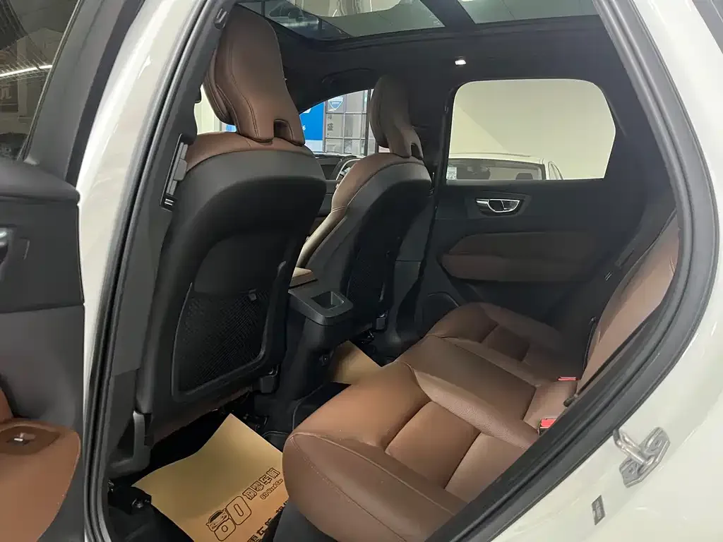 Volvo XC60 — фото 10
