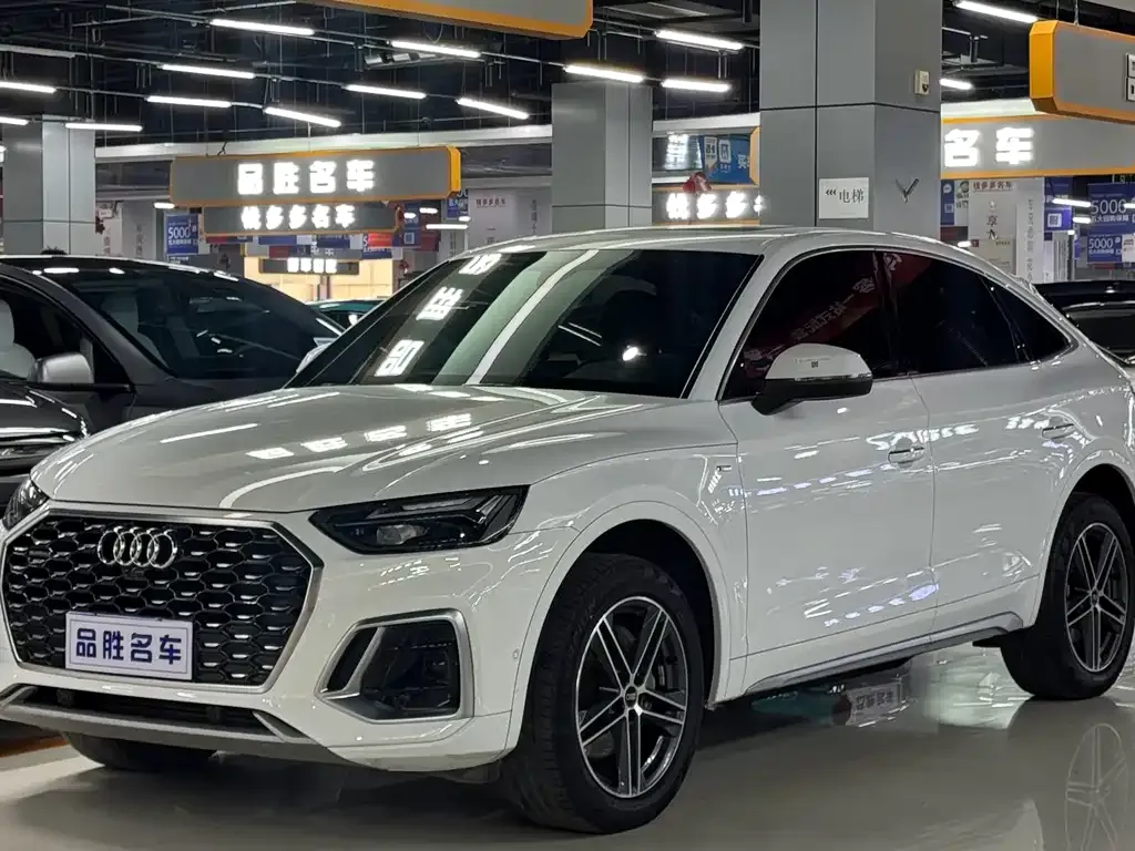 Audi Q5L Sportback — фото 1