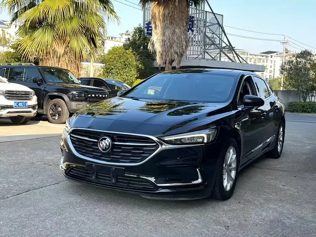 Buick LaCrosse — фото 1