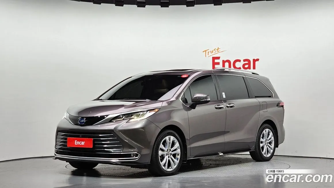 Toyota Sienna — фото 1