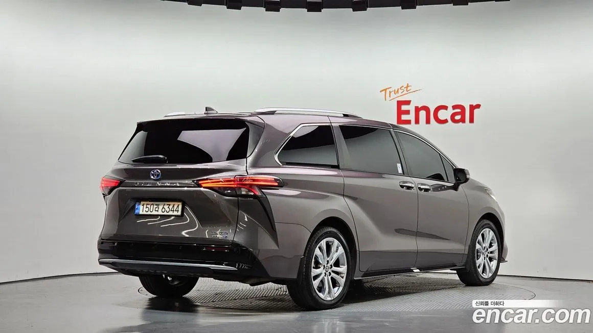 Toyota Sienna — фото 2