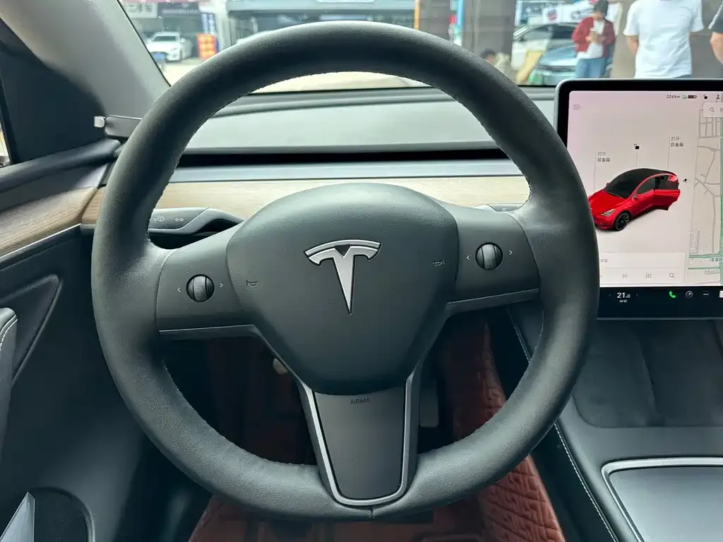 Tesla Model Y — фото 8