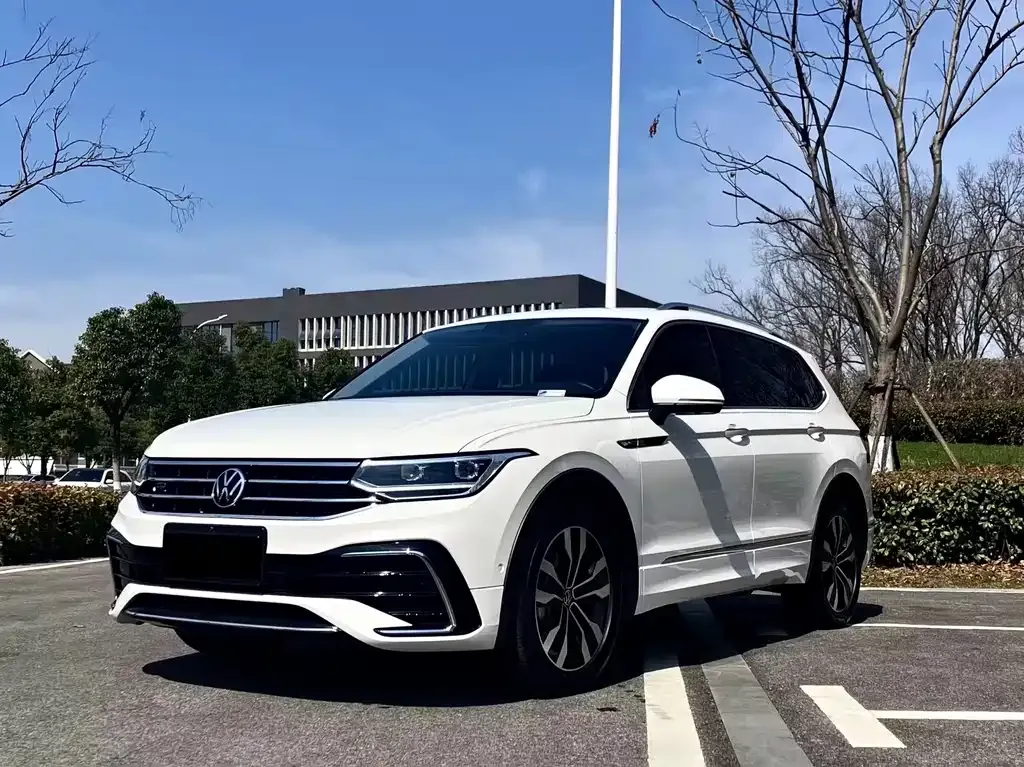 Volkswagen Tiguan L — фото 1