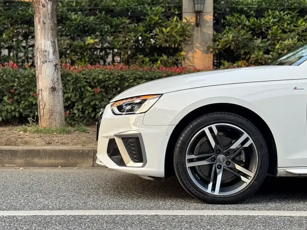 Audi A4L 2021 из CN, фото 6
