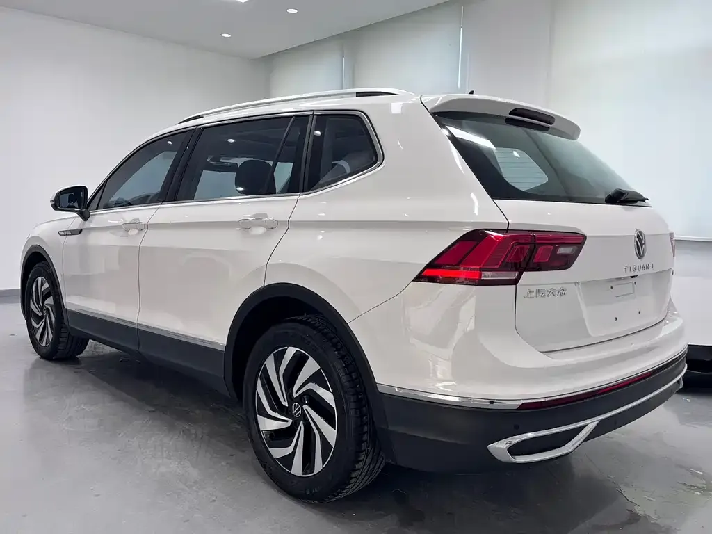 Volkswagen Tiguan L — фото 6