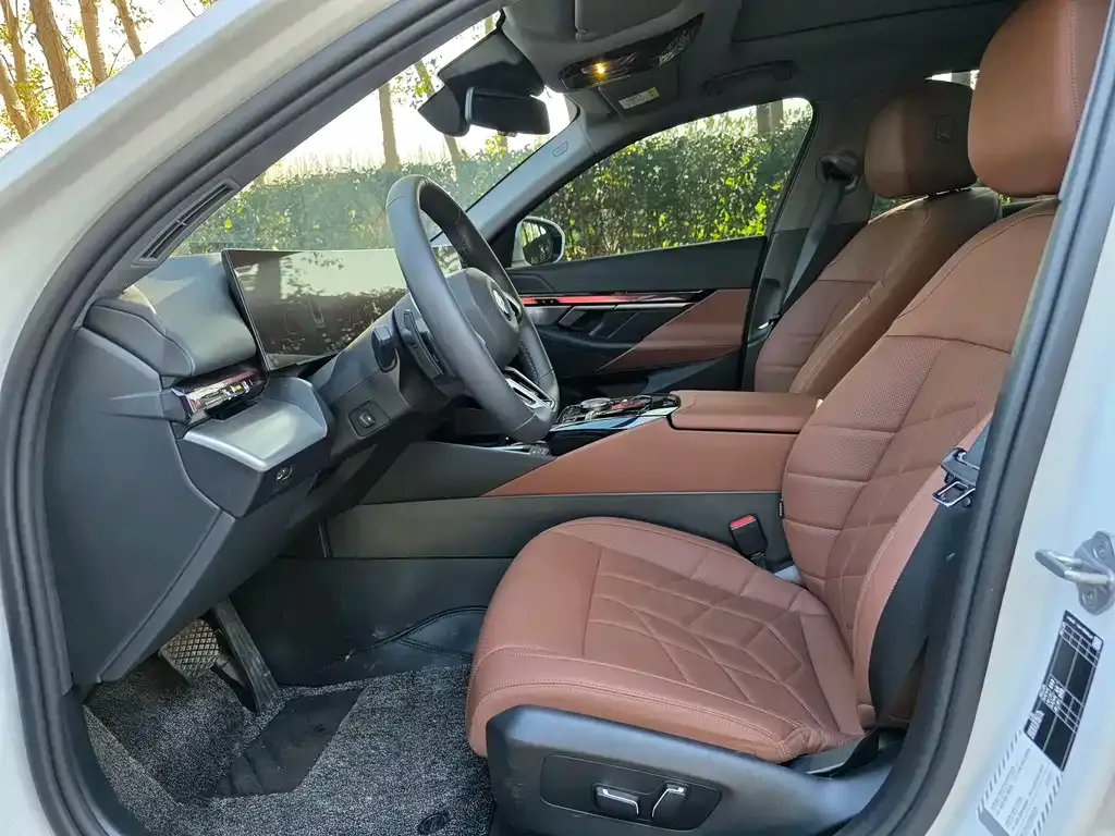 BMW 5 Series 2025 из CN, фото 3