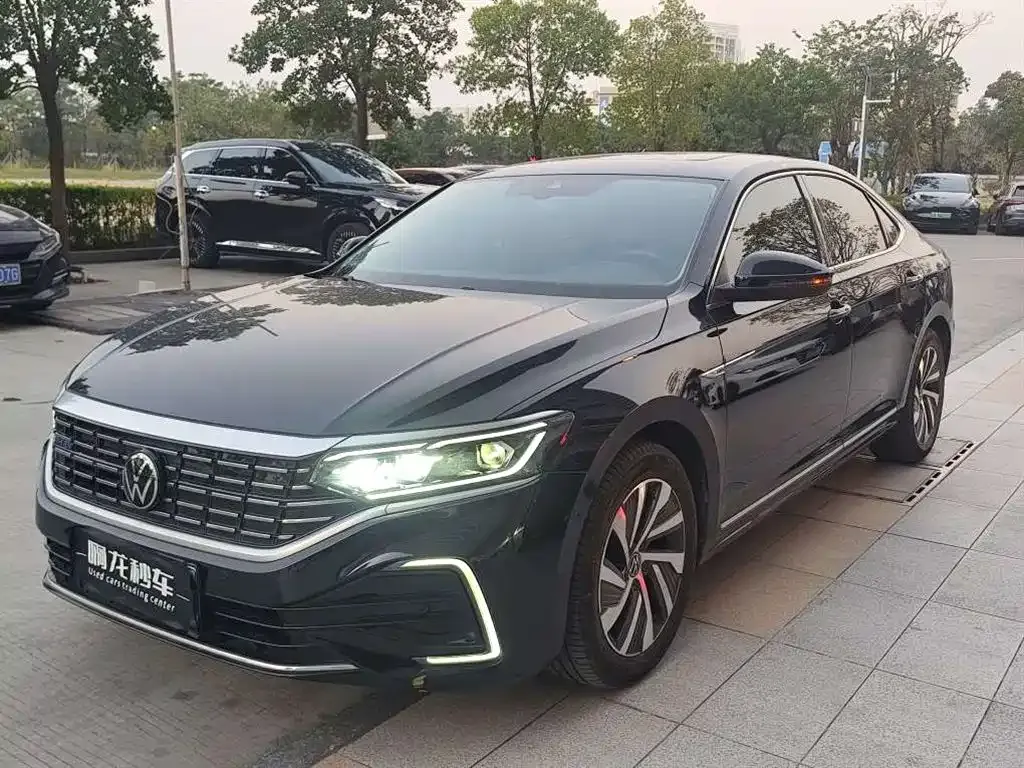 Volkswagen Passat New Energy — фото 1