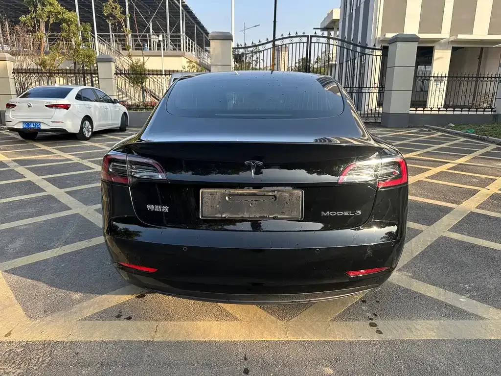 Tesla Model 3 — фото 4