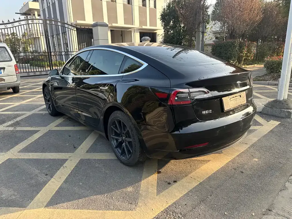 Tesla Model 3 — фото 5