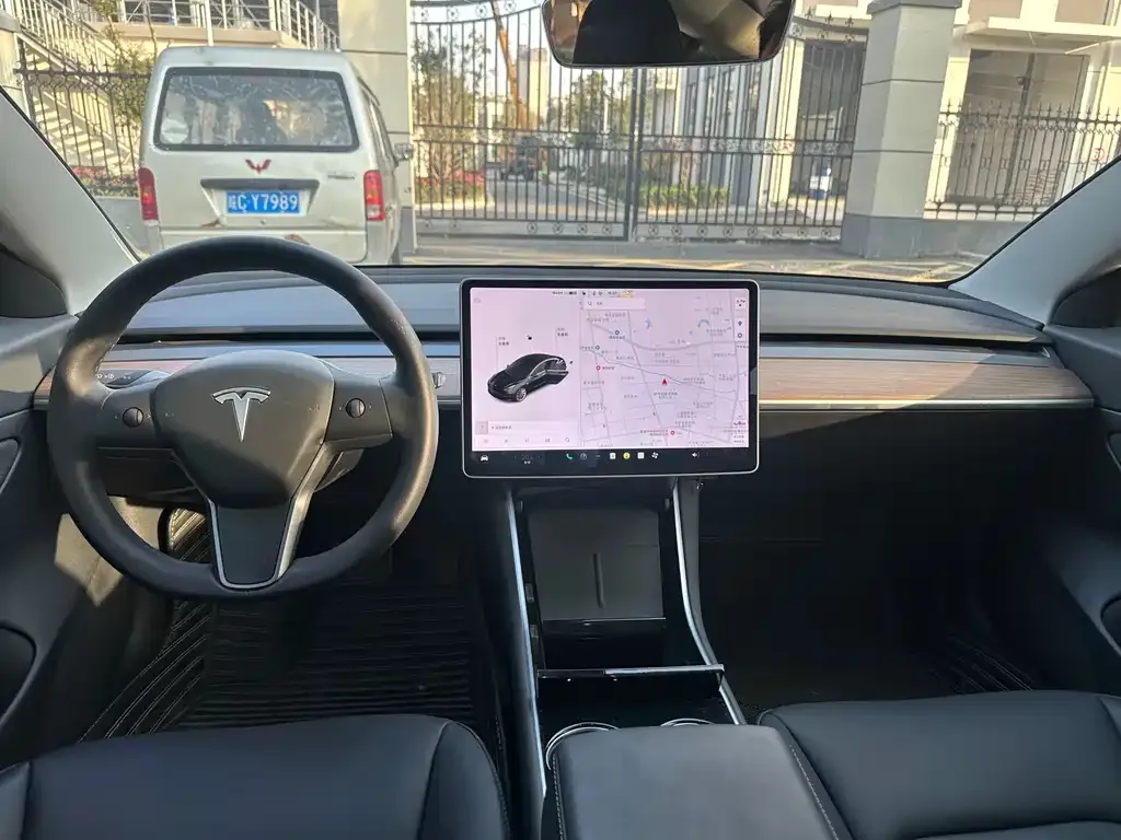 Tesla Model 3 — фото 8