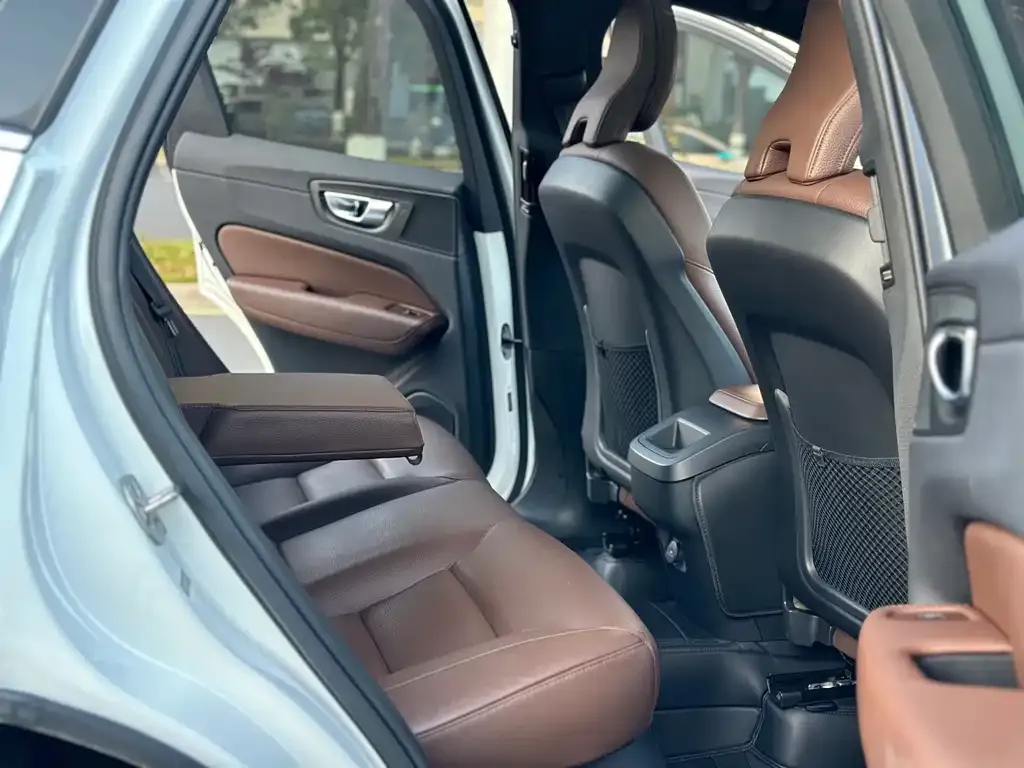 Volvo XC60 2023 из CN, фото 8