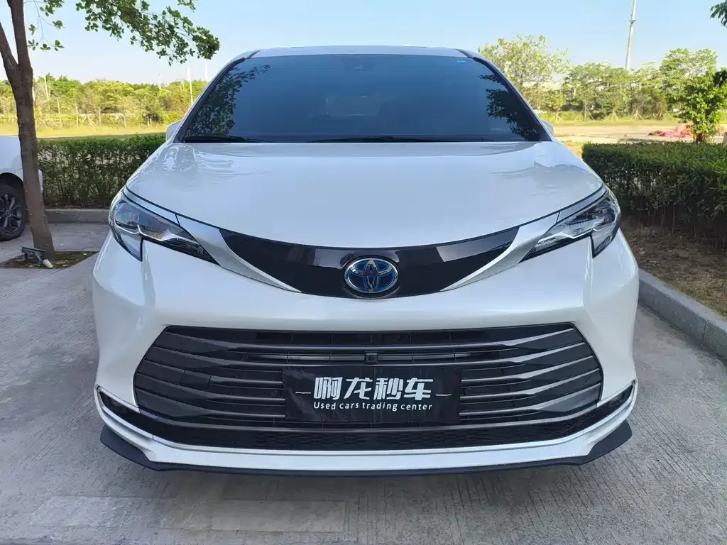 Toyota Sienna 2024 из CN, фото 2