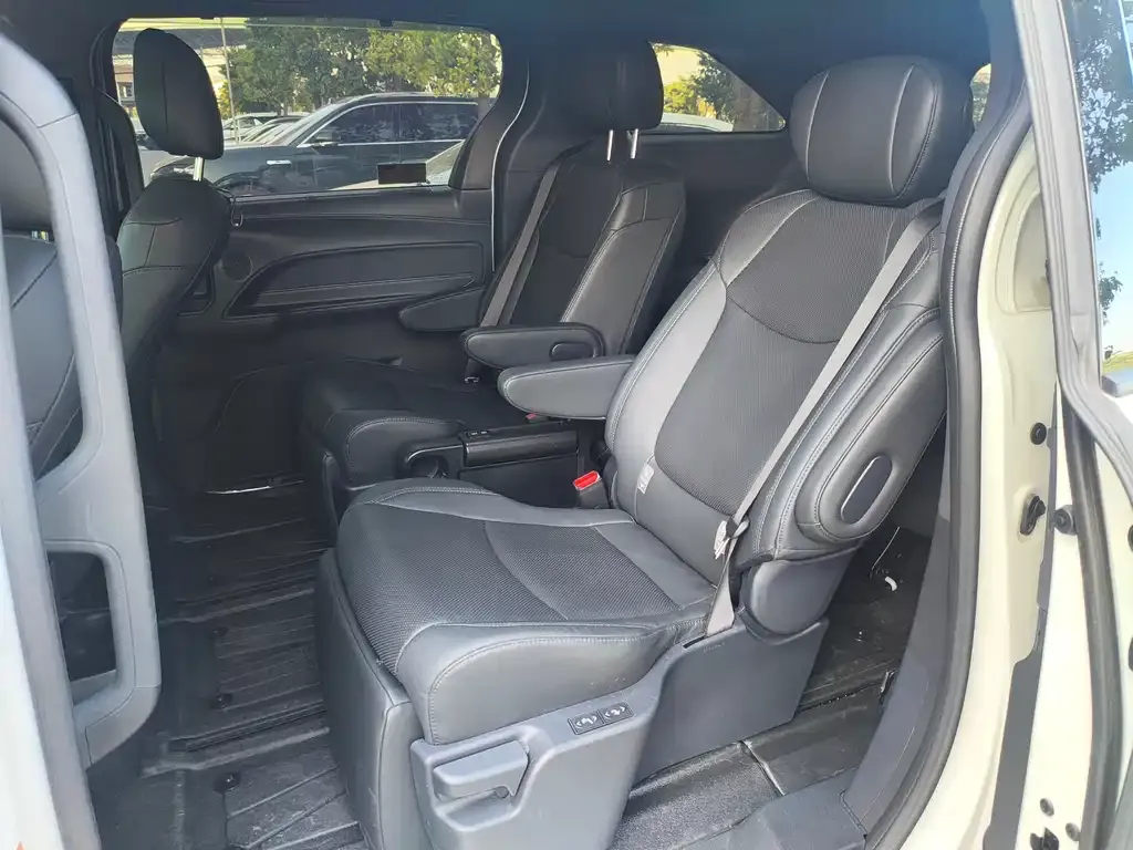 Toyota Sienna 2024 из CN, фото 9