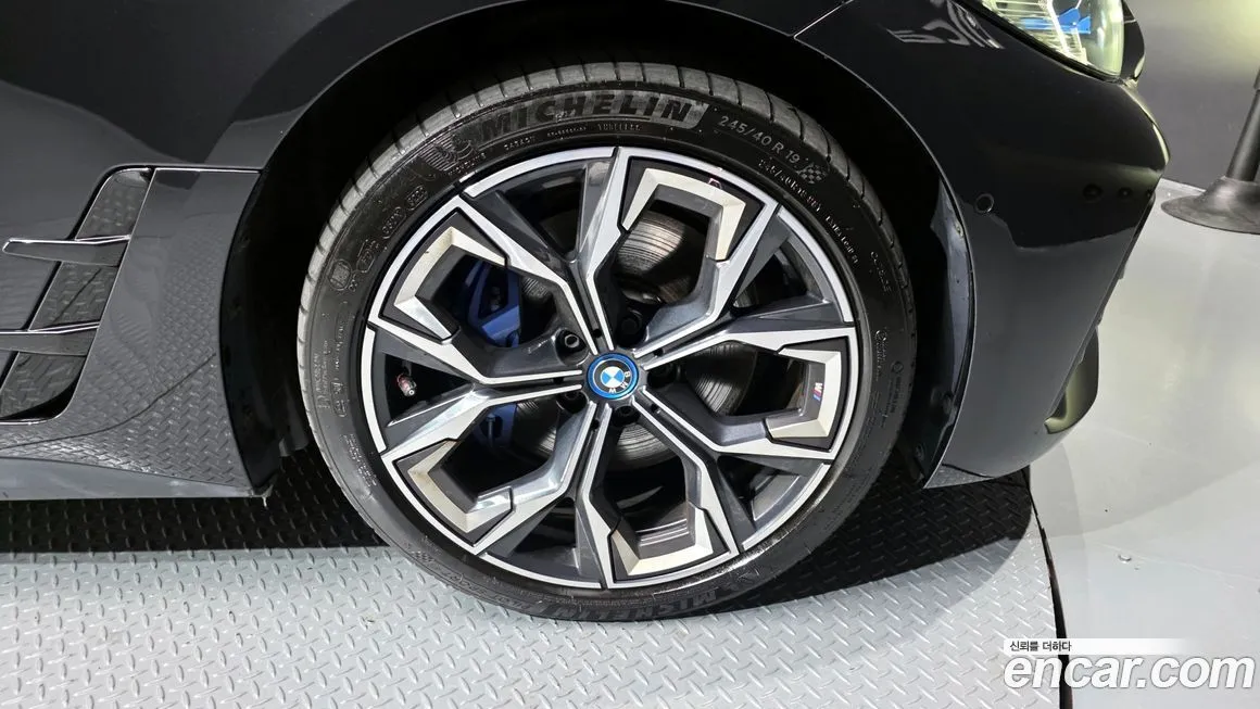 BMW i4 — фото 5