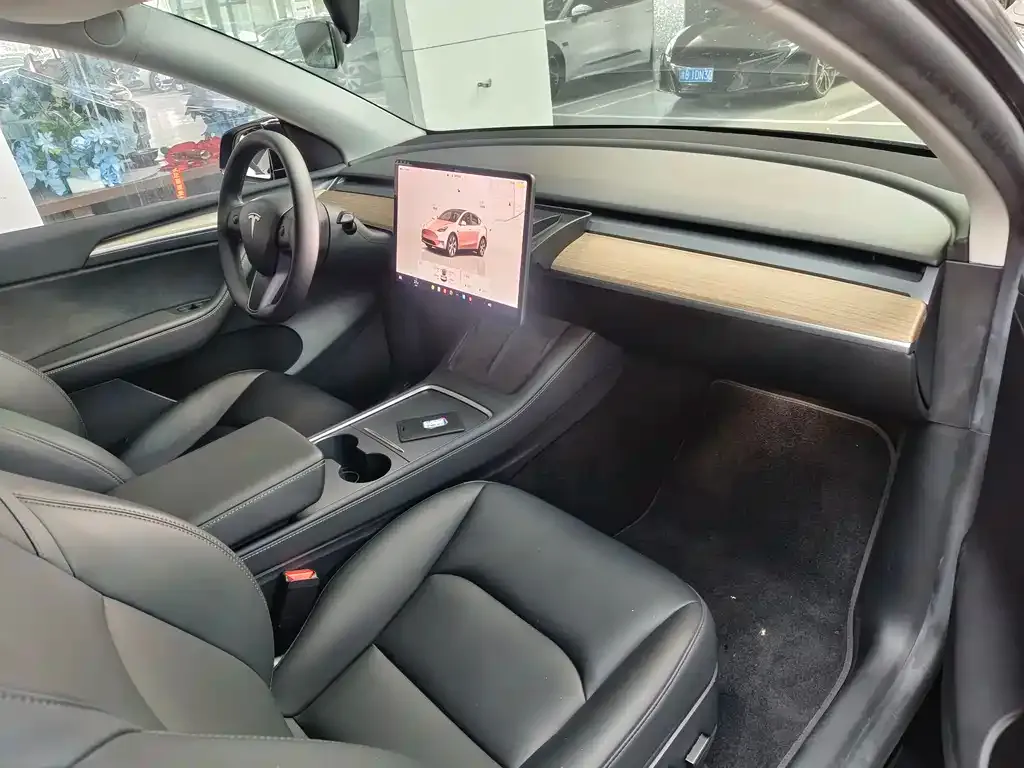 Tesla Model Y — фото 4