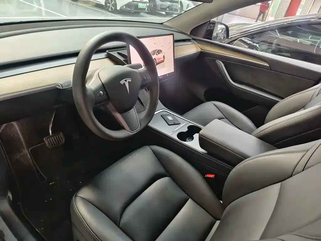 Tesla Model Y — фото 8