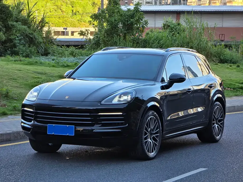 Porsche Cayenne — фото 1