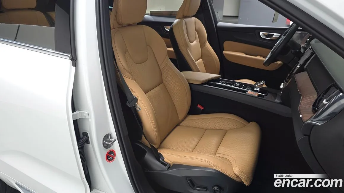 Volvo XC60 — фото 10