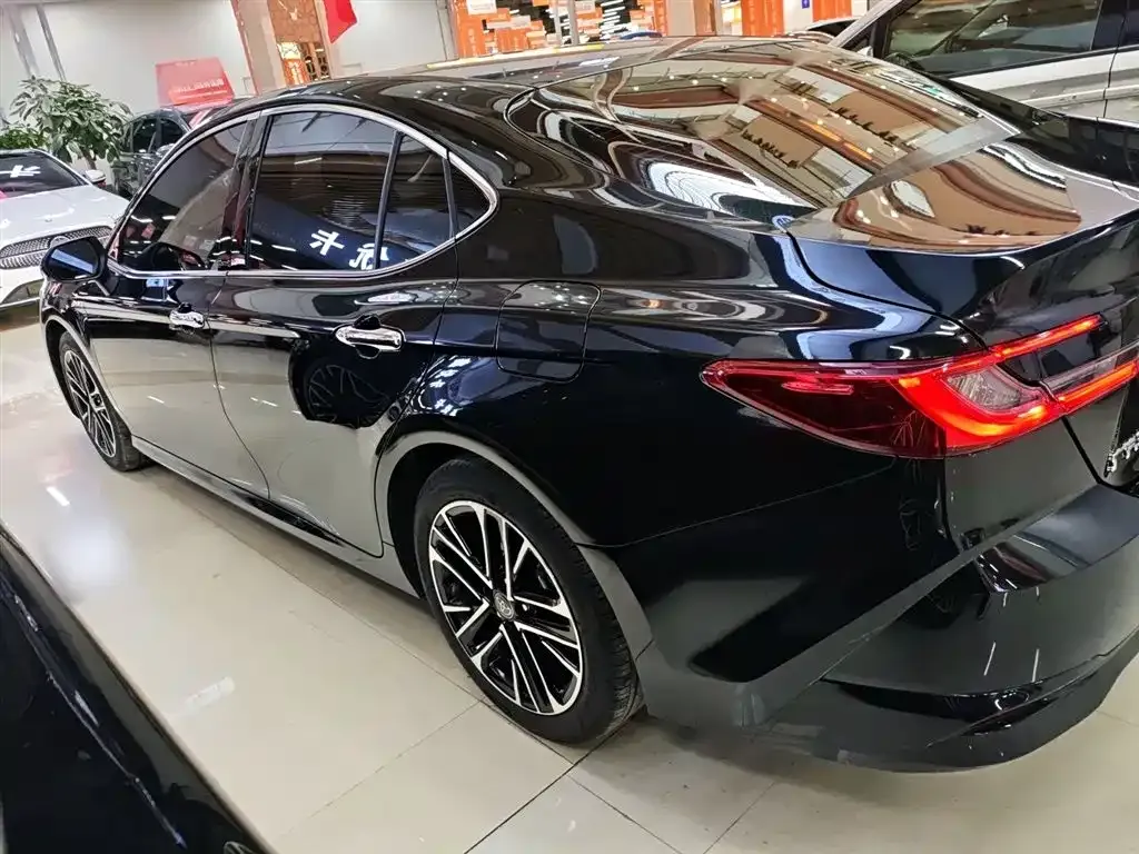Toyota Camry — фото 5