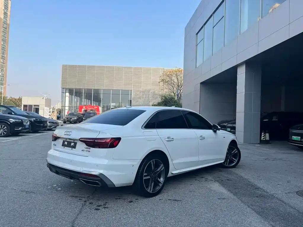 Audi A4L 2022 из CN, фото 2