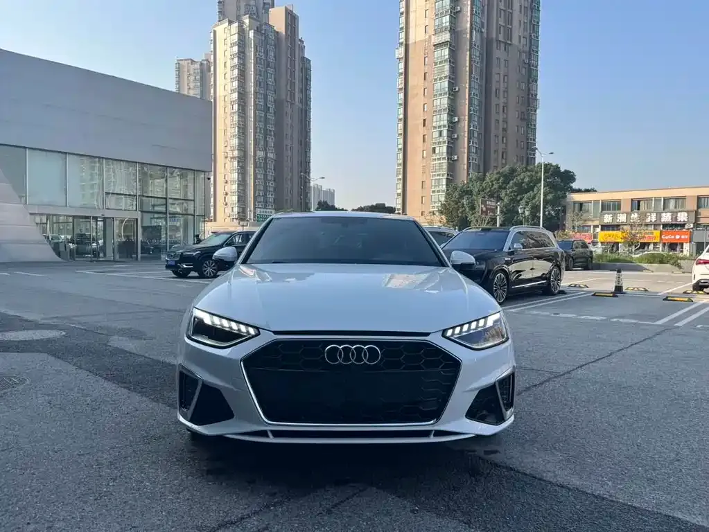 Audi A4L 2022 из CN, фото 3