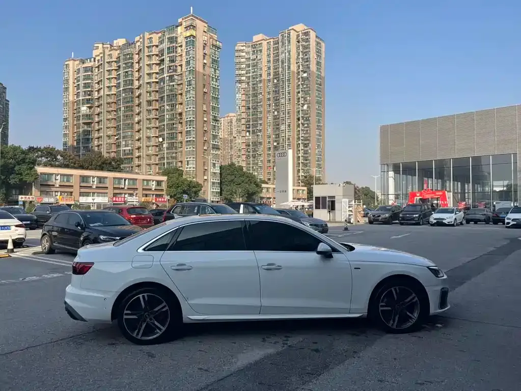 Audi A4L 2022 из CN, фото 6