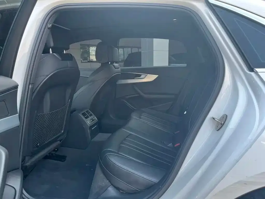 Audi A4L 2022 из CN, фото 9